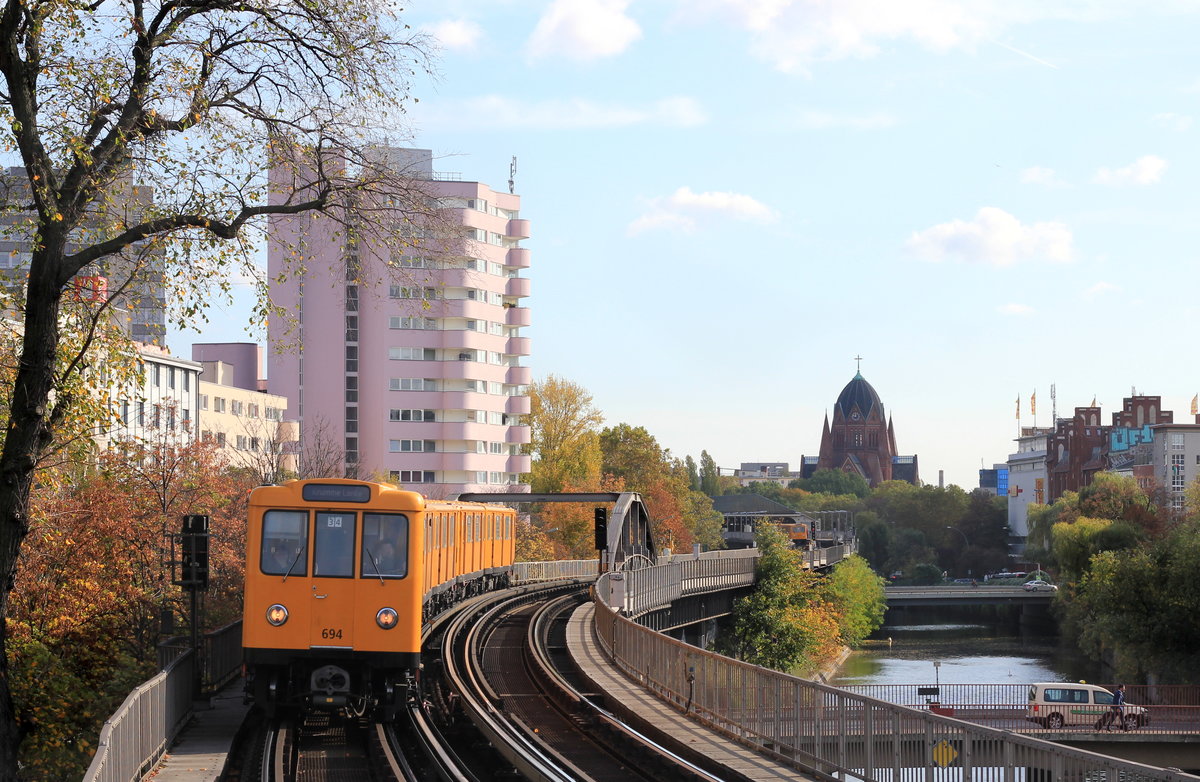 Am 25.10.2019 erreicht Fahrzeug Nr. 694 vom Typ A3L als U3 Warschauer Straße-Krumme Lanke die Station Möckernbrücke. 