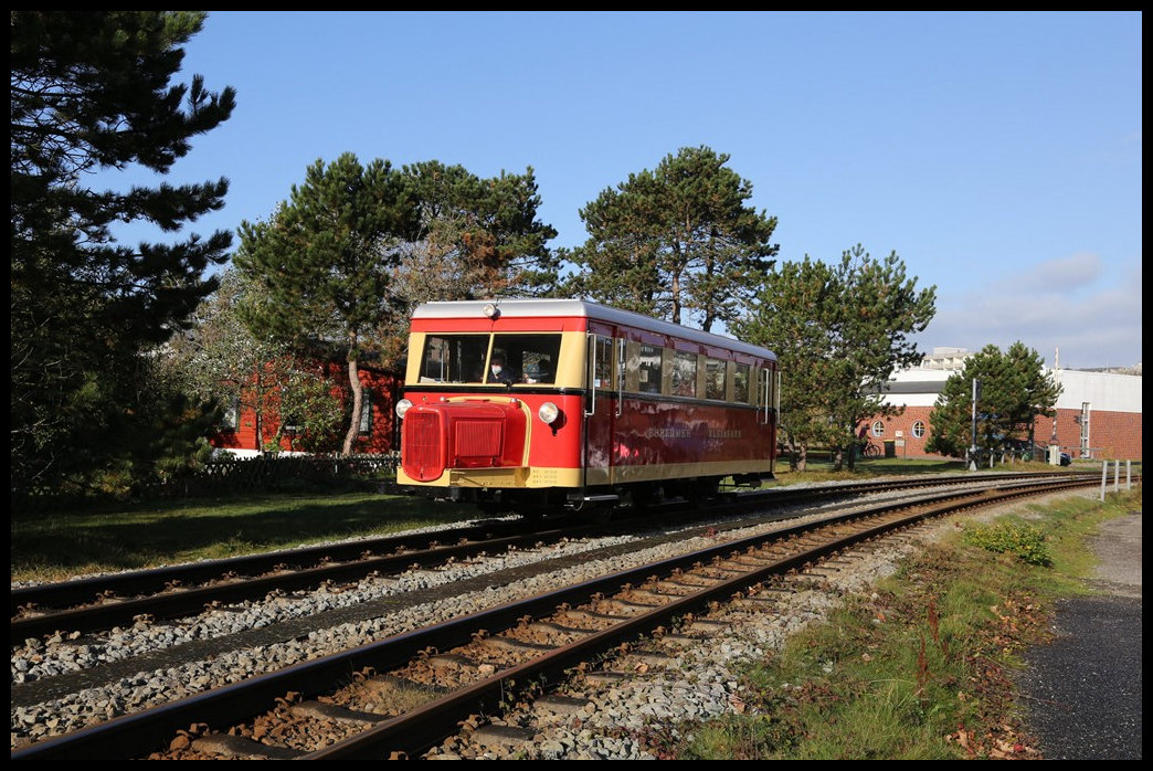 Am 25.10.2022 verkehrte das Borkumer Schweineschnäuzchen zur einzigen Fahrt inder 43. Kalenderwoche. Hier ist der alte Wismarer Triebwagen um 11.09 Uhr in Höhe der Kulturinsel auf Borkum in Richtung Hafen unterwegs.