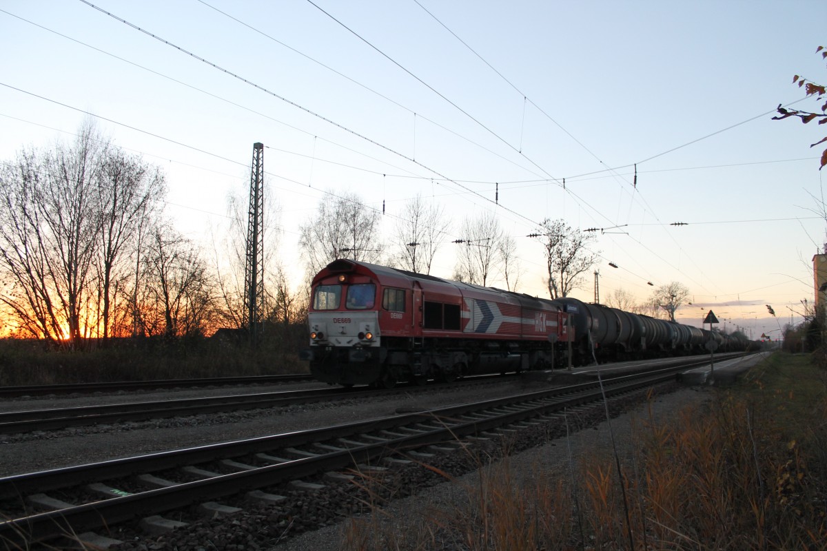 Am 25.11.2013 fhrt eine Class 66 der HGK mit ihrem Kesselwagenzug durch Gaimersheim in Richtung Ingolstadt.
