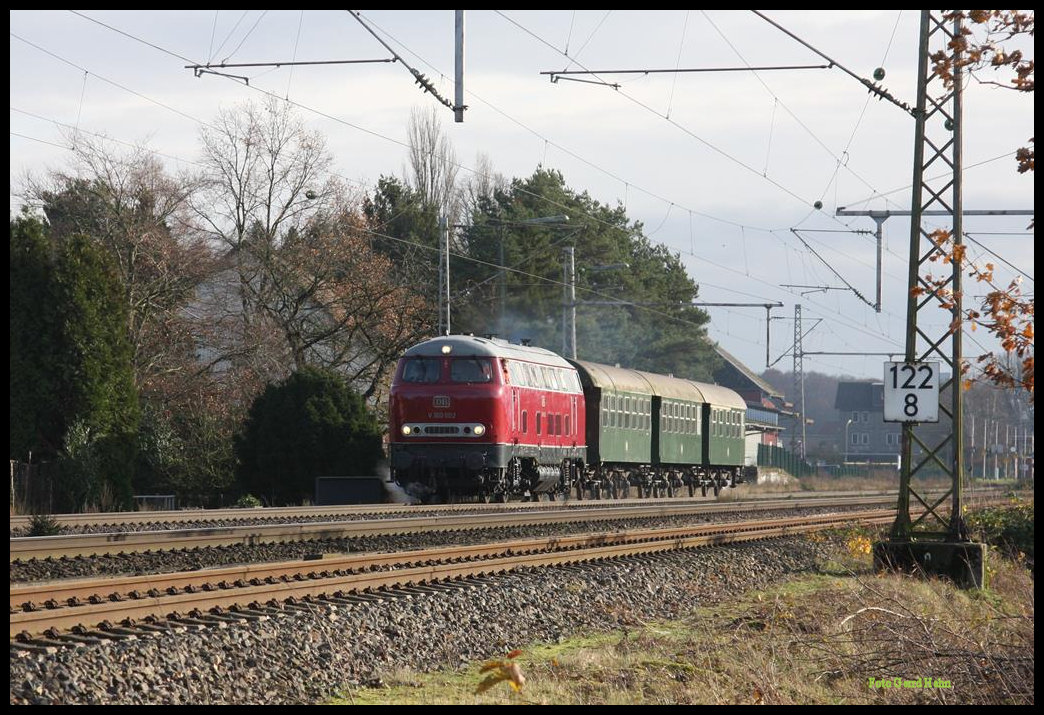 Am 25.11.2017 asolvierte die Lollo V 160002 eine Testfahrt mit drei Personenwagen von Osnabrück Zechenbahnhof bis Melle und zurück. Dabei wurde auch die Dampfheizung getestet. Hier ist der Zug auf der Rückfahrt um 12.55 Uhr im Bahnhof Wissingen zu sehen.