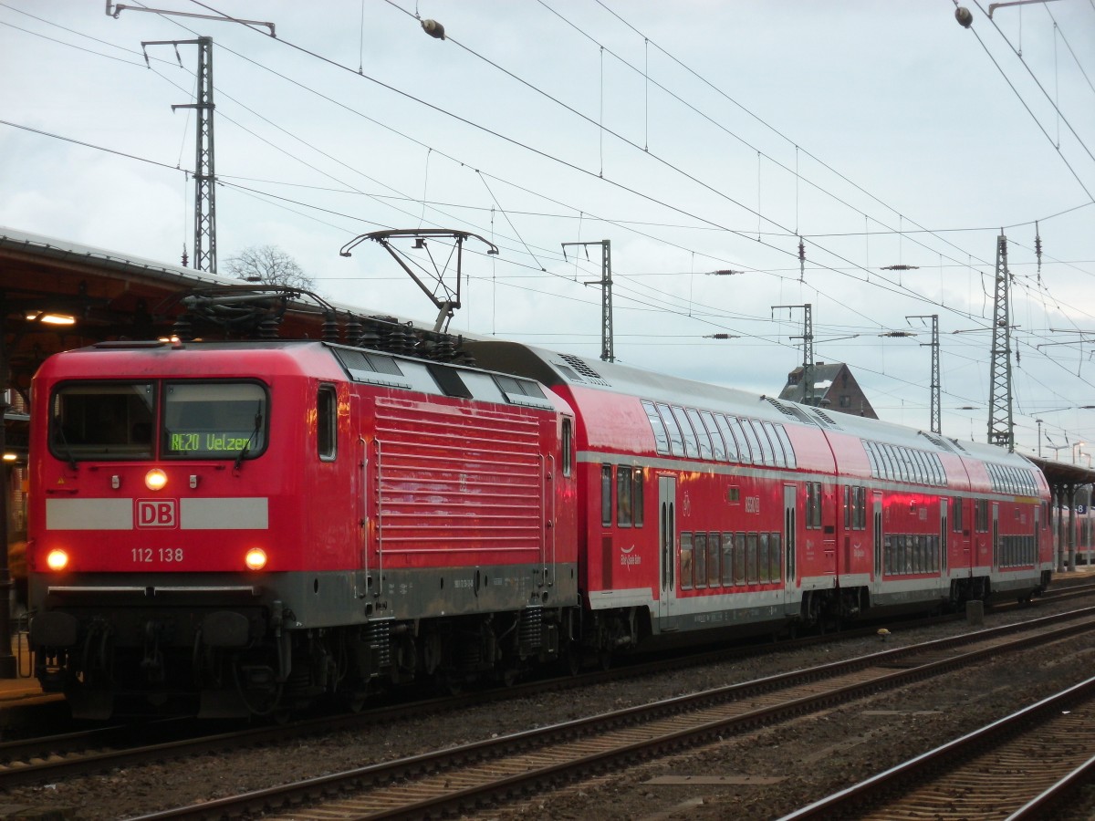 Am 25.12.2013 kam 112 138 mit dem RE 17620 von Halle/Saale nach Stendal und fuhr weiter nach Uelzen. 