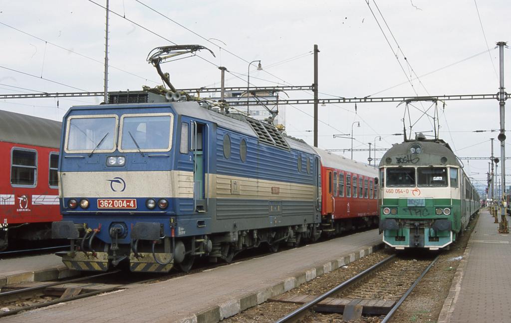 Am 2.5.2003 stehen im Hauptbahnhof Kosice die Elektrolok 362004 und der 
Elektrotriebwagen 460054 nebeneinander am Bahnsteig.