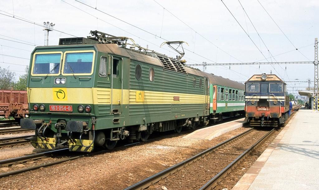 Am 2.5.2003 steht 163054 mit ihrem Os noch auf dem Wartegleis, whrend
die Diesellok 721098 am Bahnsteig in Trebisov rangiert.