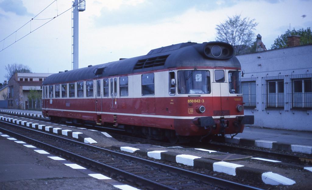 Am 2.5.2003 verkehrten auf der Strecke Poprad - Studeny Potok - Tatranska
Lomnica noch die Altbau Triebwagen der Reihe 850. VT 850042 ist hier 
um 19.56 Uhr gerade aus Studeny Potok kommend in Poprad Tatry eingefahren.