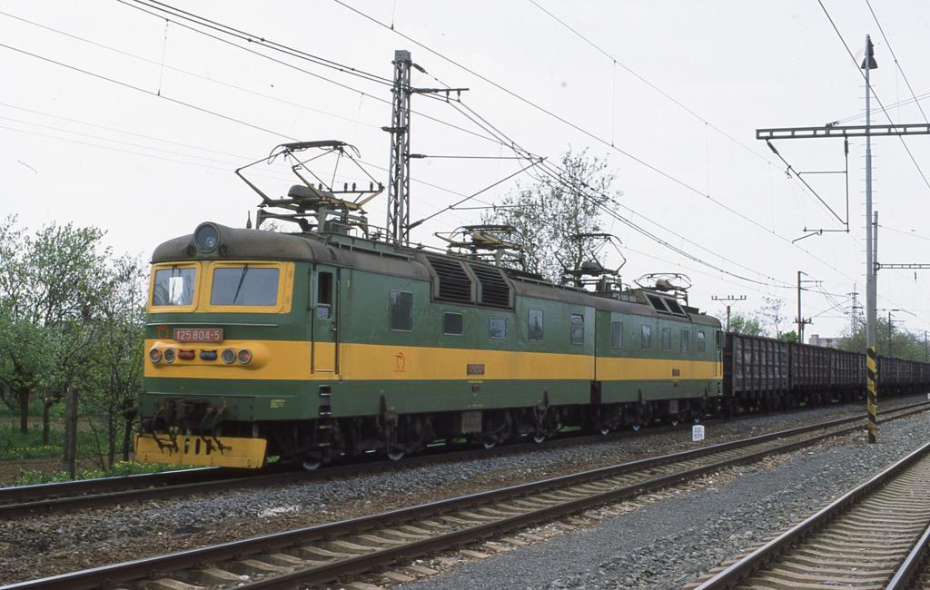 Am 2.5.2003 war um 11.56 Uhr auf dem Breitspurgleis in Trebisov
die Elektrolok 125804 mit einem Leerzug in Richtung Ukraine unterwegs.