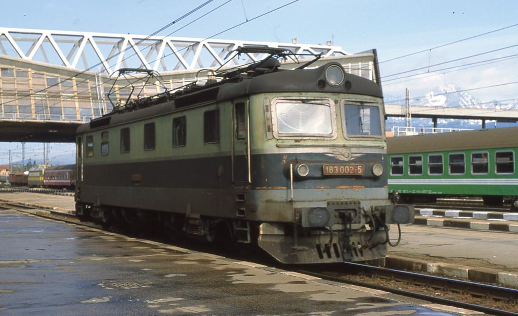 Am 2.5.2003 wartet 183002 im Bahnhof Poprad Tatry auf den nchsten Schiebe-
dienst Einsatz in Richtung Strba.