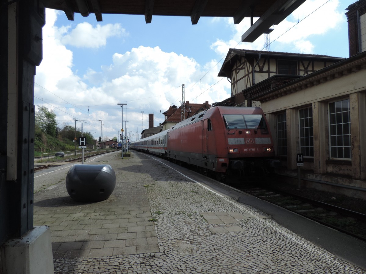 Am 2.5.2015 war 101 070-1 (ehemalige Adler Mannheim Lok) für 10 Minuten kaputt und musste Zwischenstopp in Bad Kleinen machen. Aber der Tf habt Lok schnell repariert.