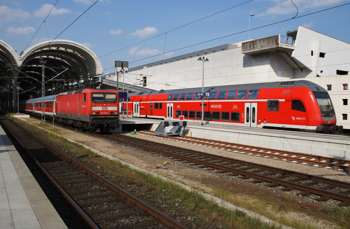 Am 2.5.2016 warten 143 163-4 mit RB77 (RB21129) nach Neumünster und RE83 (RE21629) nach Lübeck Hauptbahnhof zusammen im Kieler Hauptbahnhof.