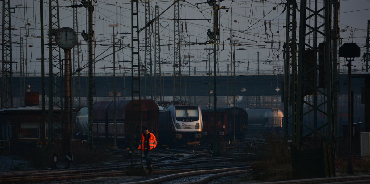 Am 25.2.17 konnte ich nun endlich meine erste 187er erlegen. 187 024-4 stand am 25.2.17 in Neuss Güterbahnhof abgestellt und wartet dort auf Aufgaben.

Neuss 25.02.2017