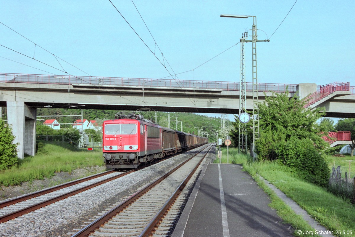 Am 25.5.05 fuhr 155 203 mit einem Güterzug Richtung Würzburg unter der Brücke im Bahnhof Oberdachstetten durch. Derzeit plant die DB, diese als Zugang zu einem neuen Bahnsteig nach Norden zu nutzen. Dagegen protestieren die Lokalpolitiker, denn hohe Treppen und weite Fußwege für die Fahrgäste wären die Folge.