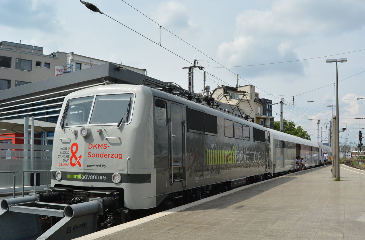 Am 25.5.18 machte der DKMS Sonderzug Halt in Köln.Unter dem Motto  Jetzt bist Du am Zug – Setz ein Zeichen gegen Blutkrebs!“ konnte man hier an diesem Tag Stammzellen spenden. 7Tage fährt der Sonderzug quer durch Deutschland und machte bereits Halt in München am 23.5 ,Stuttgart am 24.5 ,Köln am 25.5 ,Leipzig am 26.5 und Hamburg am 27.5 ,morgen erreicht der Sonderzug sein letztes Ziel Berlin. Diese große und außergewöhnliche Aktion zur Stammzellenspende gegen Blutkrebs hat viele Menschen dazu motiviert sich als Spender eintragen zu lassen und haben ihre Stammzellen gespendet.

Köln 25.05.2018