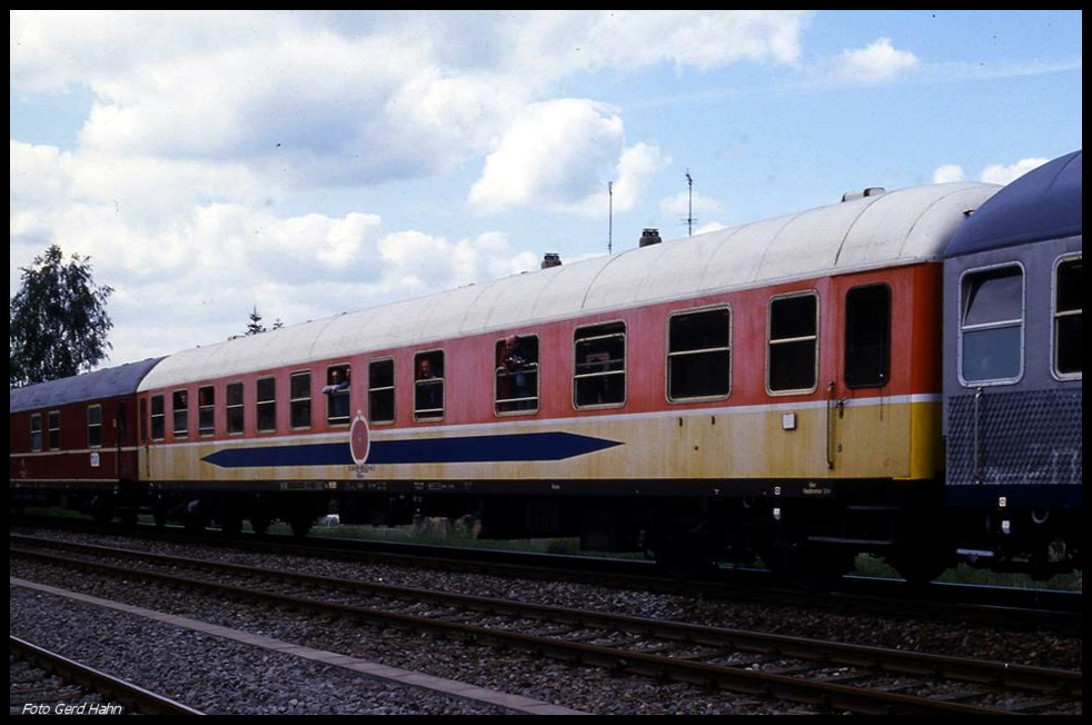 Am 25.5.1990 war in den Sonderzug des BDEF, hier im BW Mannheim Rbf, auch dieser ehemalige Apfelpfeilwagen eingereiht. Das Fahrzeug trug die Nummer WGm 518009-80923-8.