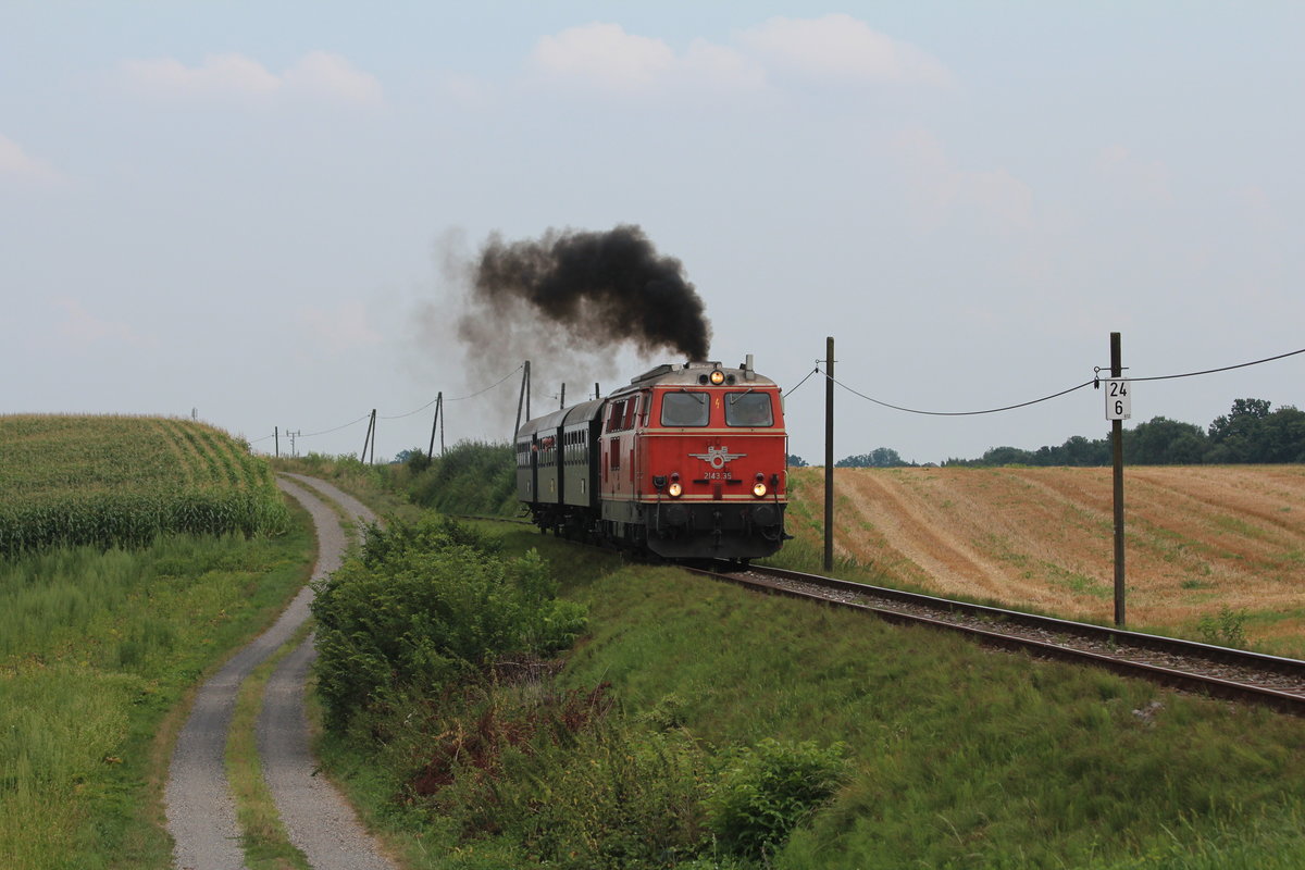Am 25.7.2015 fand im Zuge eines Jubiläums eine Sonderfahrt mit der 2143.35 auf der Radkersburgerbahn statt.
Der Sonderzug bestand aus der 2143 und drei zweiachsigen Personenwagen.
Hier beschleunigt die 2143.35 beim Einschnitt kurz nach Halbenrain in Richtung Spielfeld-Straß.