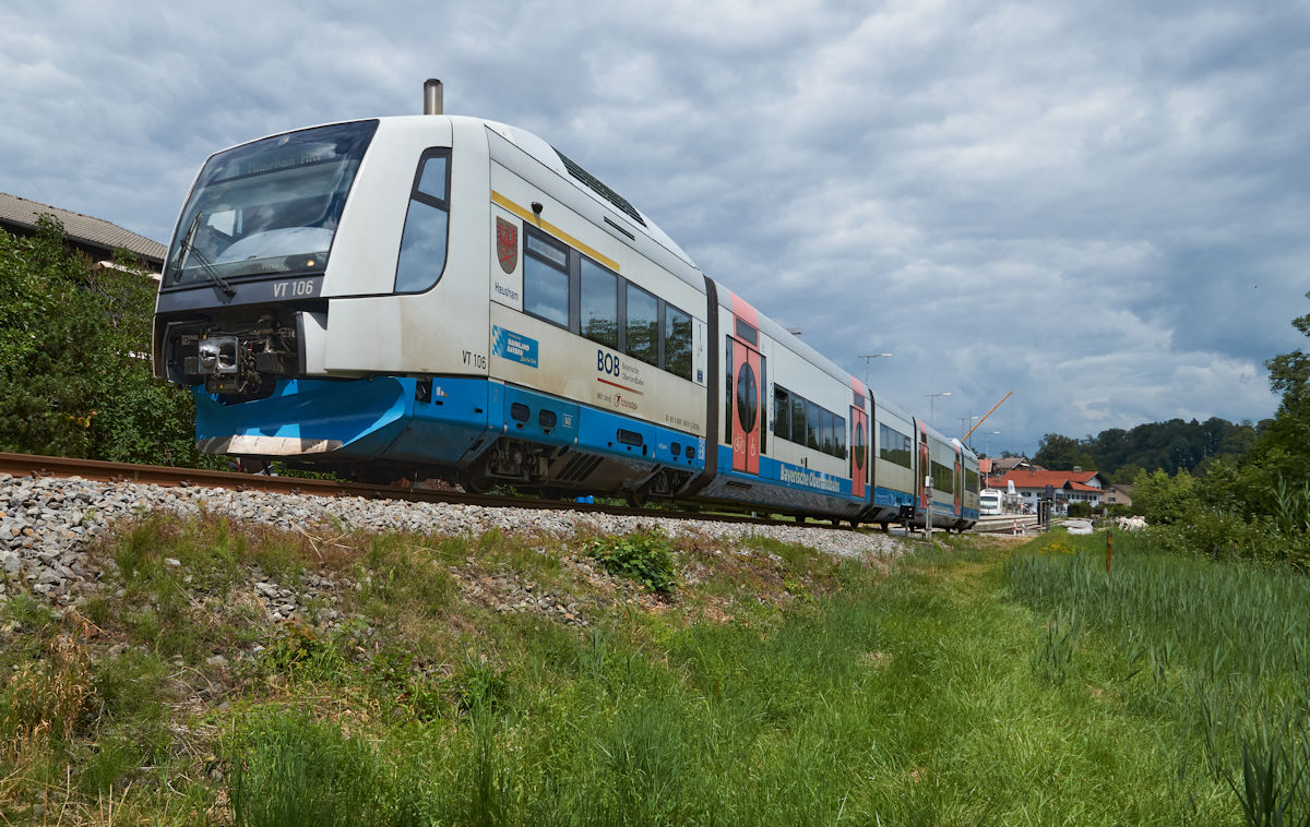 Am 25.7.2020 war der letzte Einsatztag der Integrale bei der Bayerischen Oberlandbahn. Gerade hat VT106 als BOB 86974 auf dem Weg von Tegernsee nach München den Bahnhof von Gmund verlassen