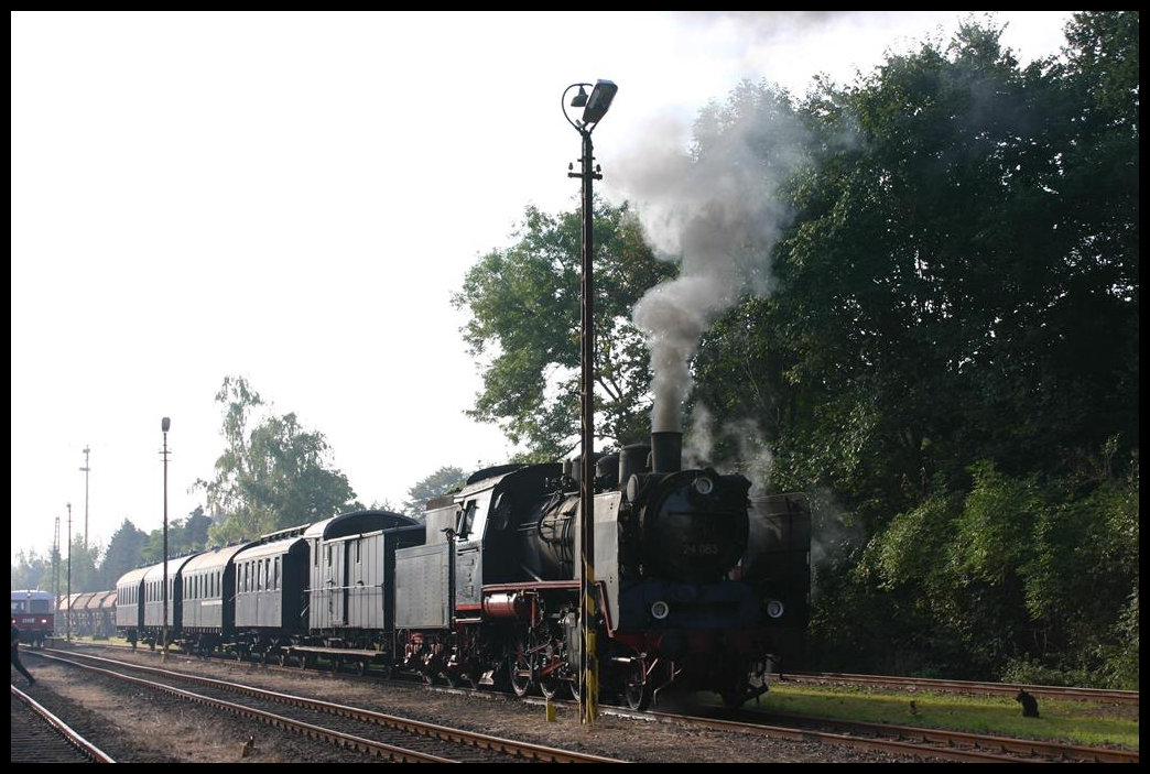 Am 25.9.2005 feierte die Steinhunder Meer Bahn ein Jubiläum in Wunsdorf. Aus diesem Anlass war auch 24009 mit einem historischen Personenzug im Einsatz.