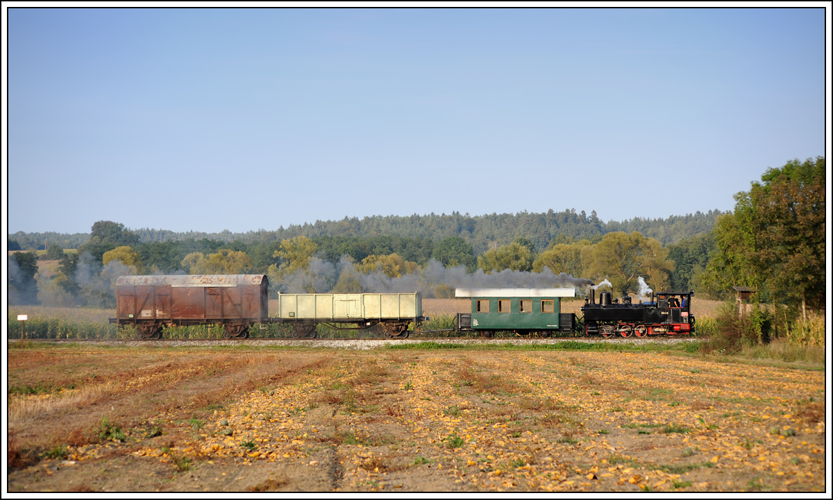 Am 25.9.2013 in der Weststeiermark das Rad der Zeit etwas zurck gedreht - 298.56 (ex NLB U.6) mit zwei ehemaligen auf Rollbcken aufgeschemelten GKB Gterwaggons + Bi 35 als Bremswagen kurz vor Kraubath. 
