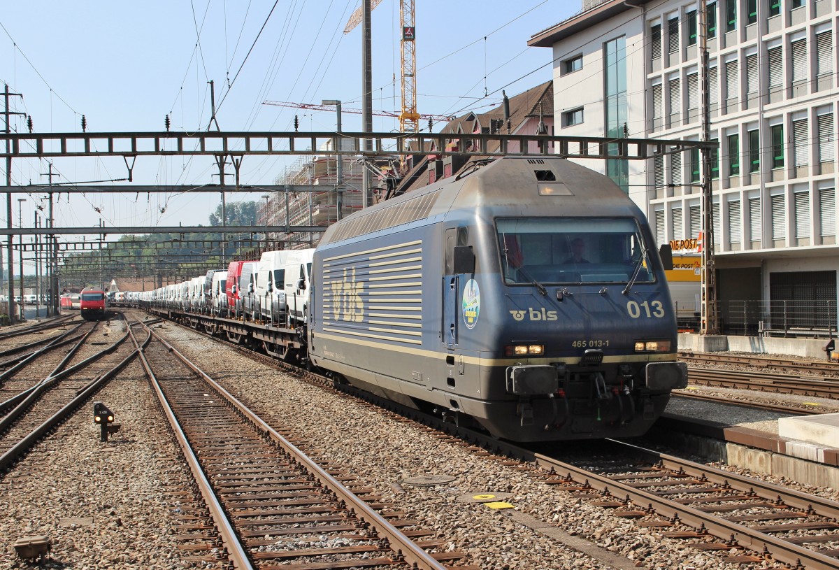 Am 25.Juli 2013 durchfuhr BLS 465 013 mit vielen Transportern den Oltener Personenbahnhof.