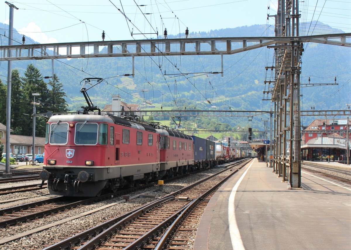 Am 25.Juli 2013 durchquerte eine  Re 10/10  mit einem KLV-Zug den Bahnhof Arth-Goldau in Richtung Chiasso.