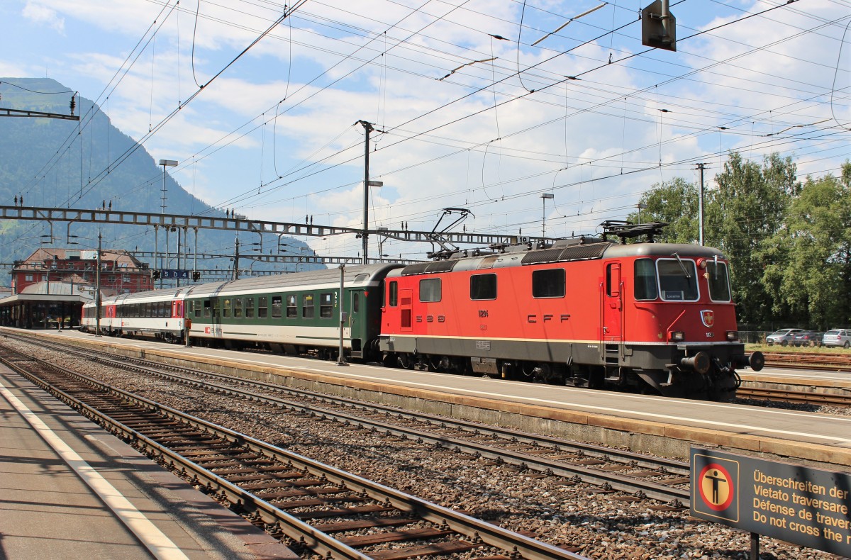 Am 25.Juli 2013 verlie Re4/4 11204 mit einem IR Arth-Goldau in Richtung Locarno.