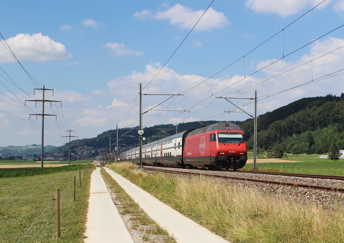 Am 25.Juli 2013 war 460 109 mit einem Schnellzug zwischen Wauwil und St. Erhard-Knutwil auf dem Weg nach Luzern.