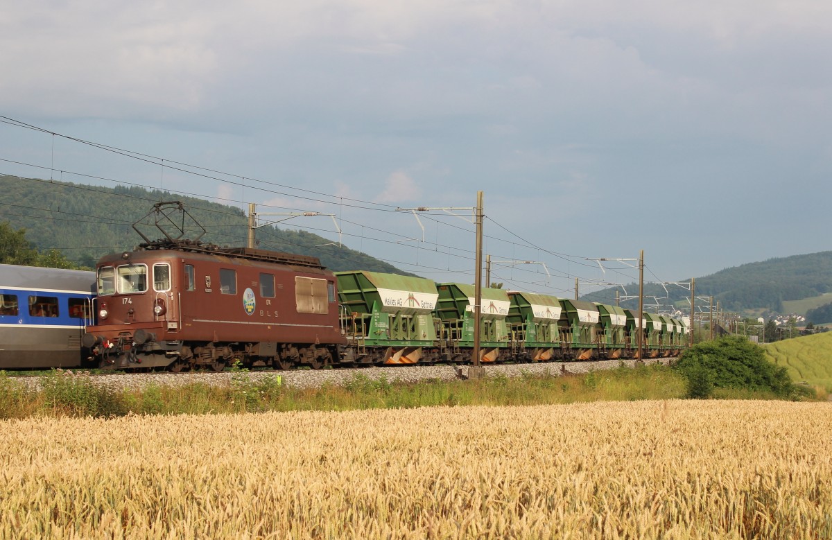 Am 25.Juli 2013 war BLS Lok 174 mit einem Schotterzug zwischen Sissach und Tecknau auf dem Weg Richtung Olten.
