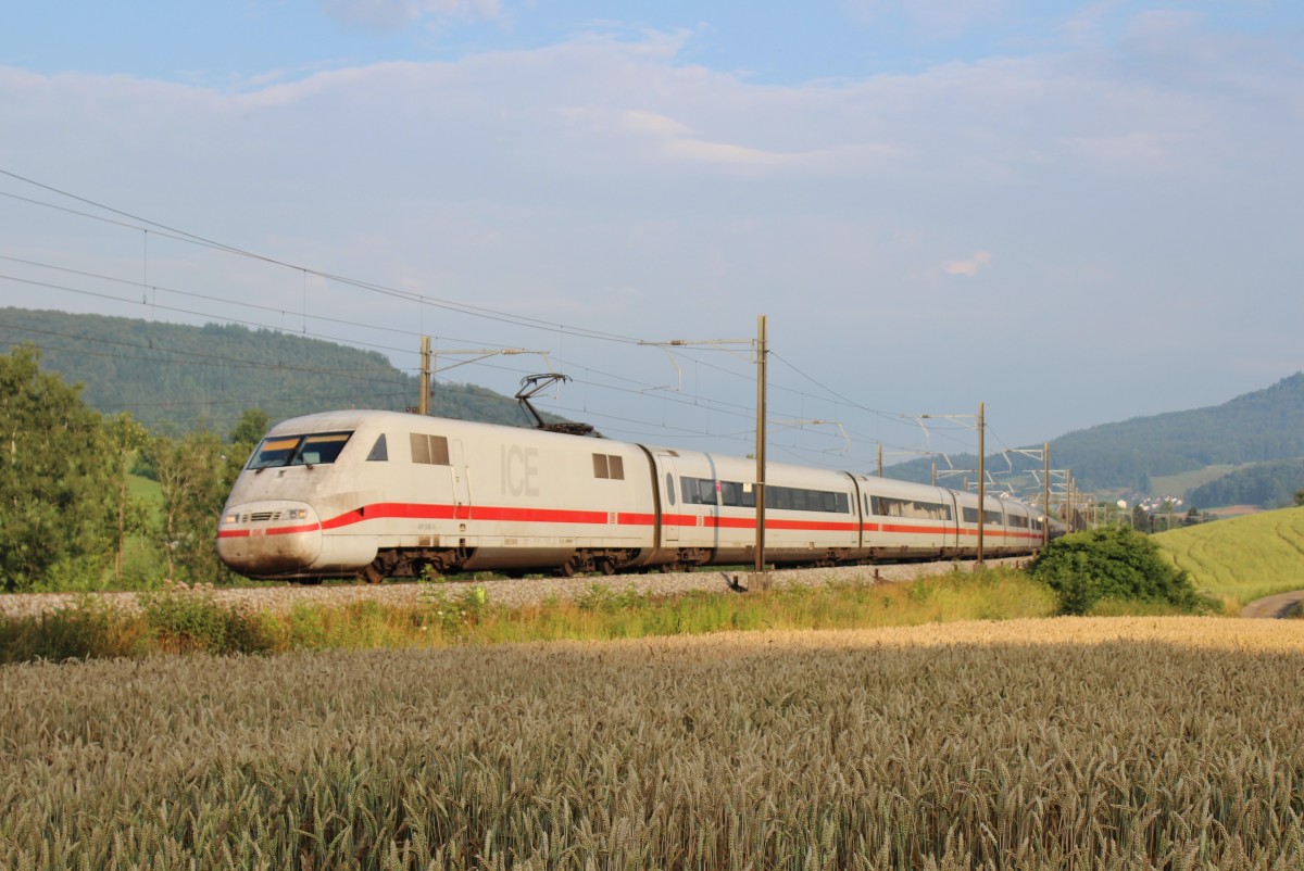 Am 25.Juli 2013 war ein DB 401er als ICE zwischen Sissach und Tecknau auf dem Weg nach Olten.