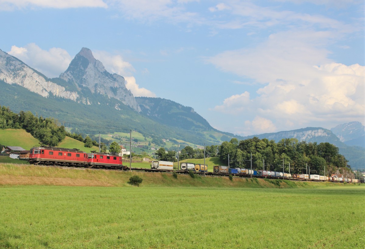 Am 25.Juli 2013 war eine  Re 10/10  mit einem KLV-Zug zwischen Schwyz und Arth-Goldau auf dem Weg Richtung Norden.