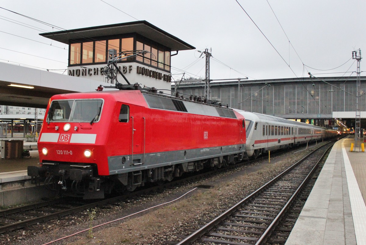 Am 25.November 2013 verließ 120 111 mit dem IC 2206 München Hbf via Augsburg nach Nürnberg Hbf.