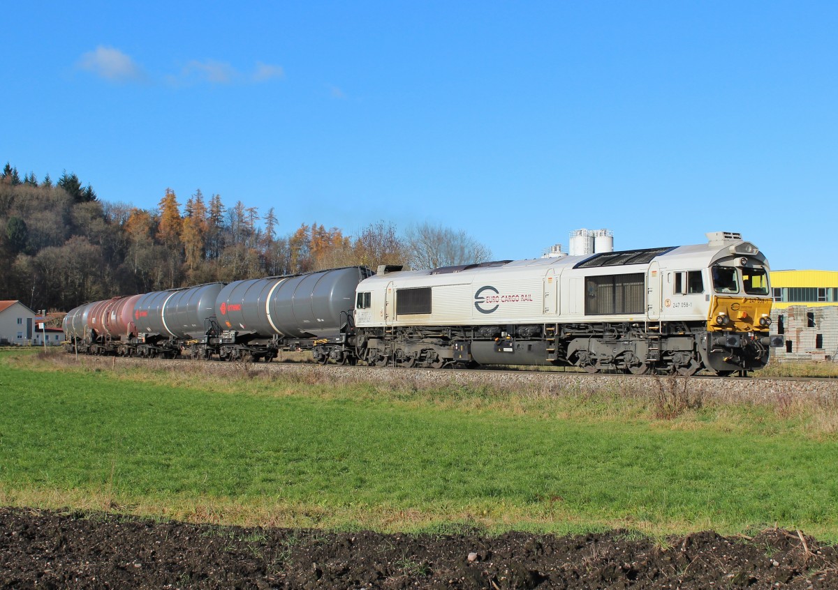 Am 25.November 2013 war ECR 247 058 mit einem Kesselwagenzug in Tüßling auf dem Weg Richtung Burghausen.