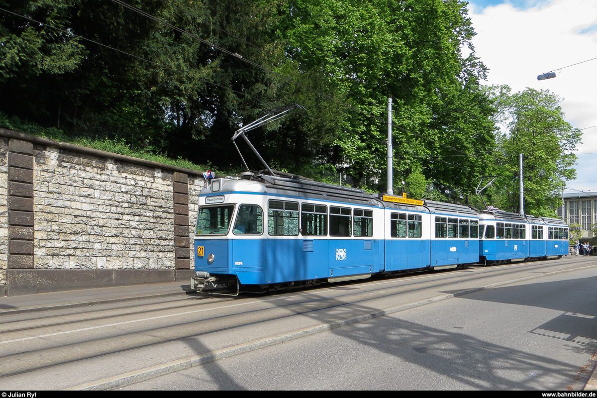 Am 26. April 2014 befinden sich ausnahmsweise beide noch betriebsfähigen Be 4/6  Mirage  des Trammuseums Zürich im Einsatz auf der Museumslinie 21. Aufgenommen zwischen Kreuzplatz und Bahnhof Stadelhofen.