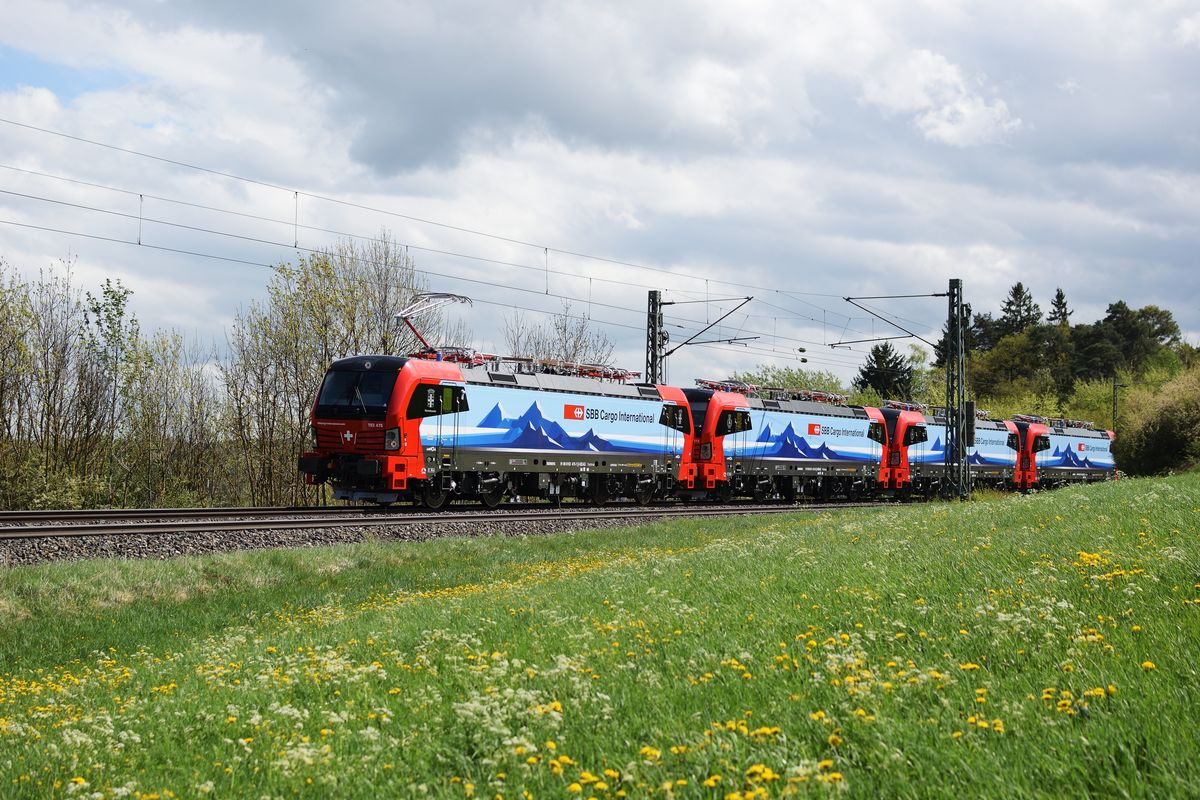 Am 26. April kam wider einmal ein Lokzug aus vier neuen Vectrone für SBB Cargo International auf die KBS 750. Gezogen wurde er von 193 475. Hier fährt das Gespann durch Westerstetten Richtung Stuttgart.