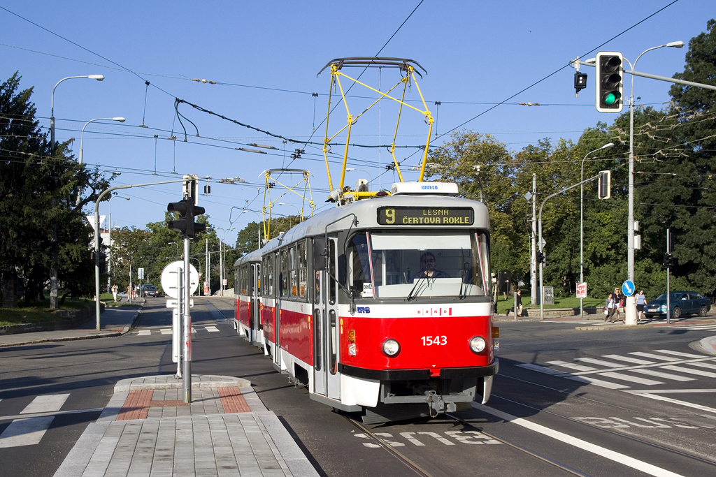 Am 26. August 2015 ist T3 1543 sowie ein weiterer T3 auf der Linie 9 unterwegs, hier zu sehen bei Moravské náměstí.