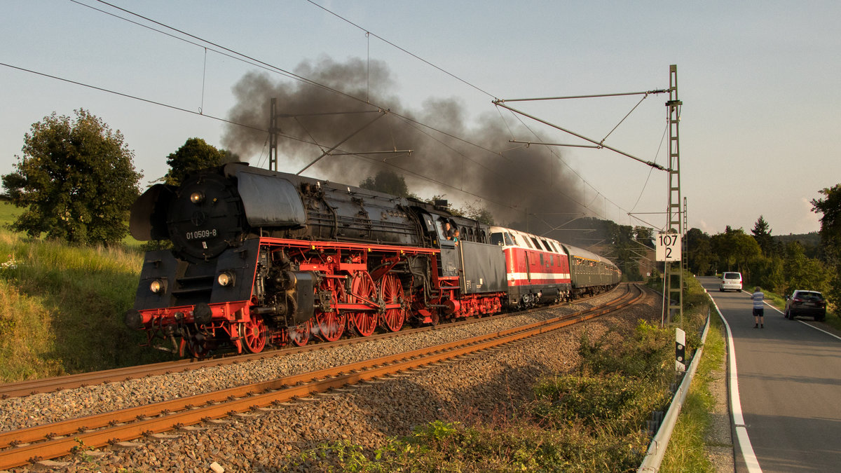 Am 26. August 2017 hatten die Reisenden des Sonderzuges der Press scheinbar richtig Spaß mit der Fahrt. 01 0509-8 mit 118 770-7 abgelichtet in Liebau bei schönester Abendsonne.