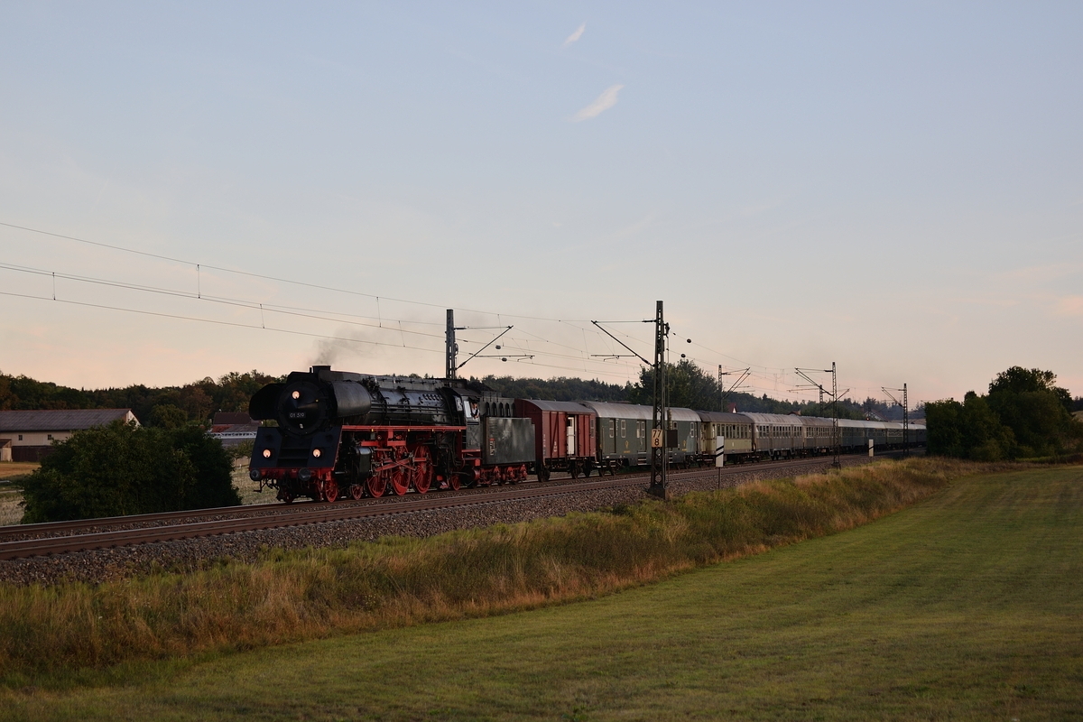 Am 26. August 2018 bespannt 01 519 der EFZ einen Sonderzug. Hier ist der Zug auf der Hochfläche der Schwäbischen Alb bei Westerstetten.