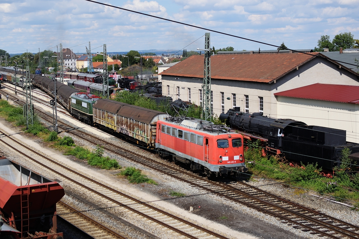 Am 26. August 2018 verlässt 140 432 der BayernBahn den Bahnhof von Nördlingen Richtung Donauwörth. Zwischen den Wagen läuft auch 151 038 mit.