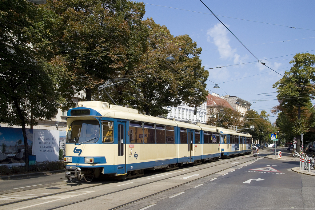 Am 26. August 2022 sind TW 118 und TW 121 in der Wiedner Hauptstraße unterwegs und haben soeben die Haltestelle Mayerhofgasse in Richtung Wiener Neudorf verlassen.
