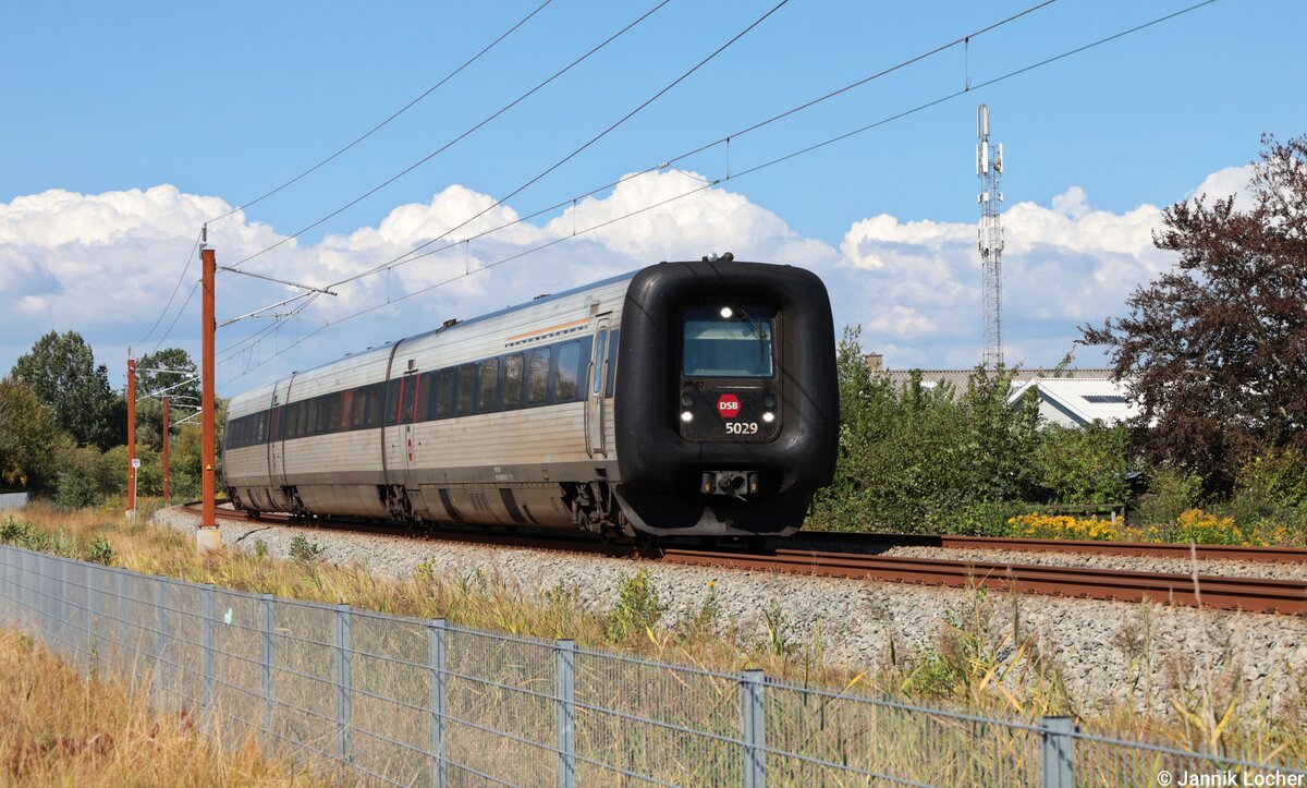 Am 26. August 2026 ging es nach Skagen. Auf dem Weg dorthin wurde bei Lindholm H�je, bei Aalborg eine Pause gemacht. Hier dieselt nun die Gumminase 5029 als IC 4031 unter dem noch nicht aktiv genutzten Fahrdraht nach K�benhavn H. 