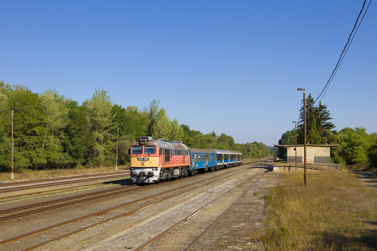 Am 26. August 2026 war 628 319 mit dem S 19697  Lesence  von Szombathely nach Keszthely unterwegs. Hier ist der Zug beim passieren des Bahnhofs Uzsa zu sehen. 