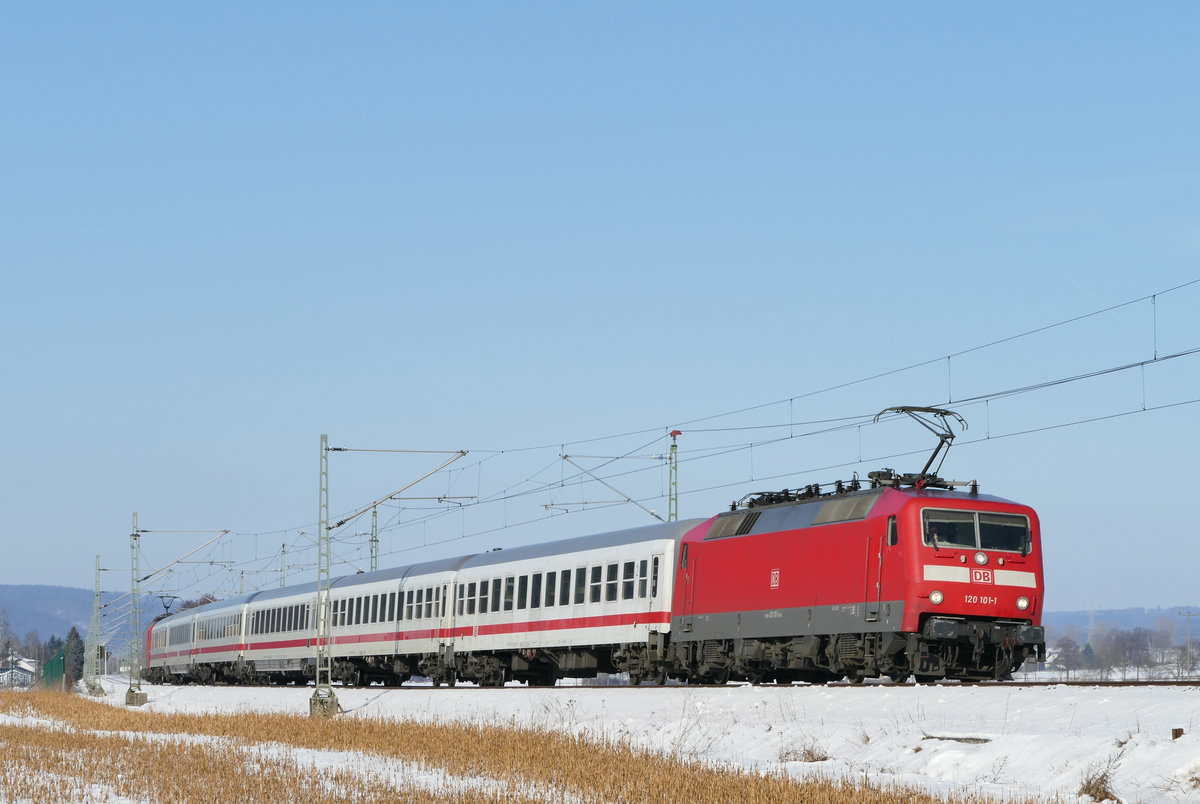 Am 26. Januar 2017 befördern die Lokomotiven 120 101 und 120 152 IC 2355 Berlin - München kurz vor Kronach in Richtung Lichtenfels.