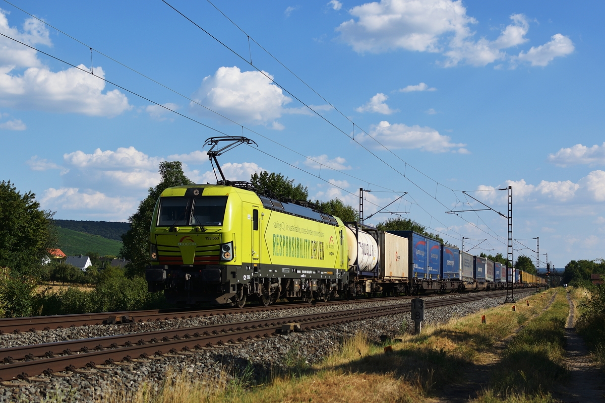 Am 26. Juli 2018 zieht 193 553  Responsibility Driven  einen Klv-Zug bei Thüngersheim Richtung Gemünden.