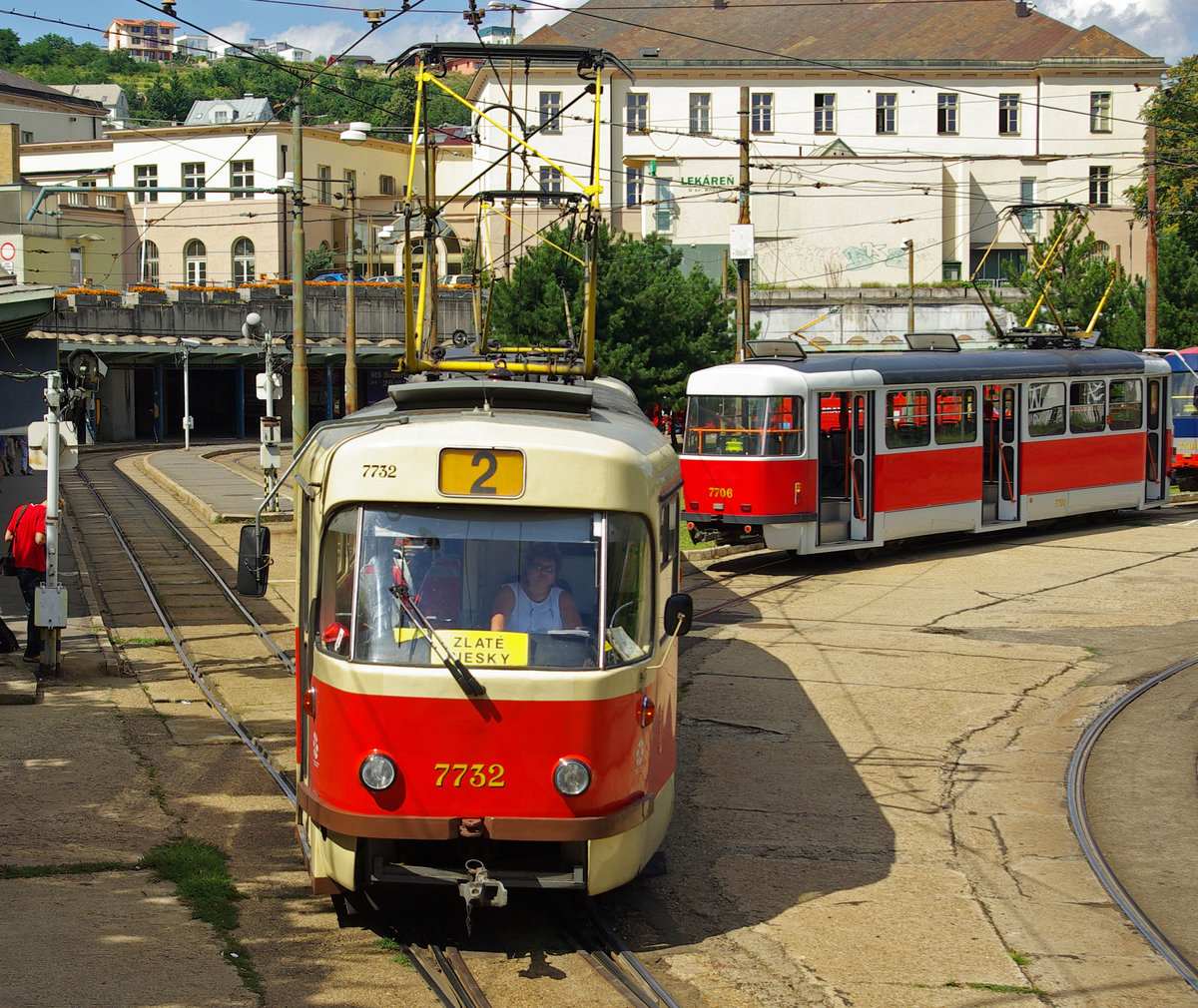 Am 26. Juni 2008 wendete der Tatra K2-Wagen 7732 in der Schleife vor des Pressburger Hauptbahnhofs  Bratislava hlavná stanica .

