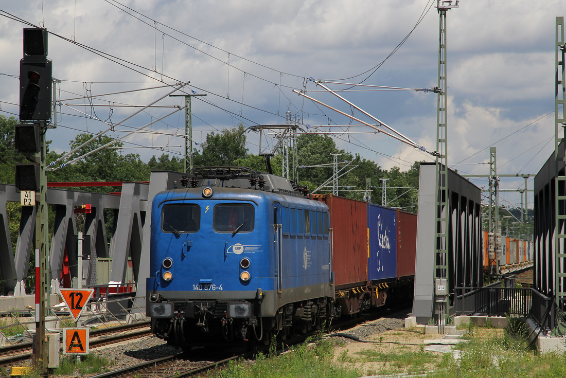 Am 26. Juni 2017 wurde EGP 140 876 mit einem Containerzug in Michendorf fotografiert.