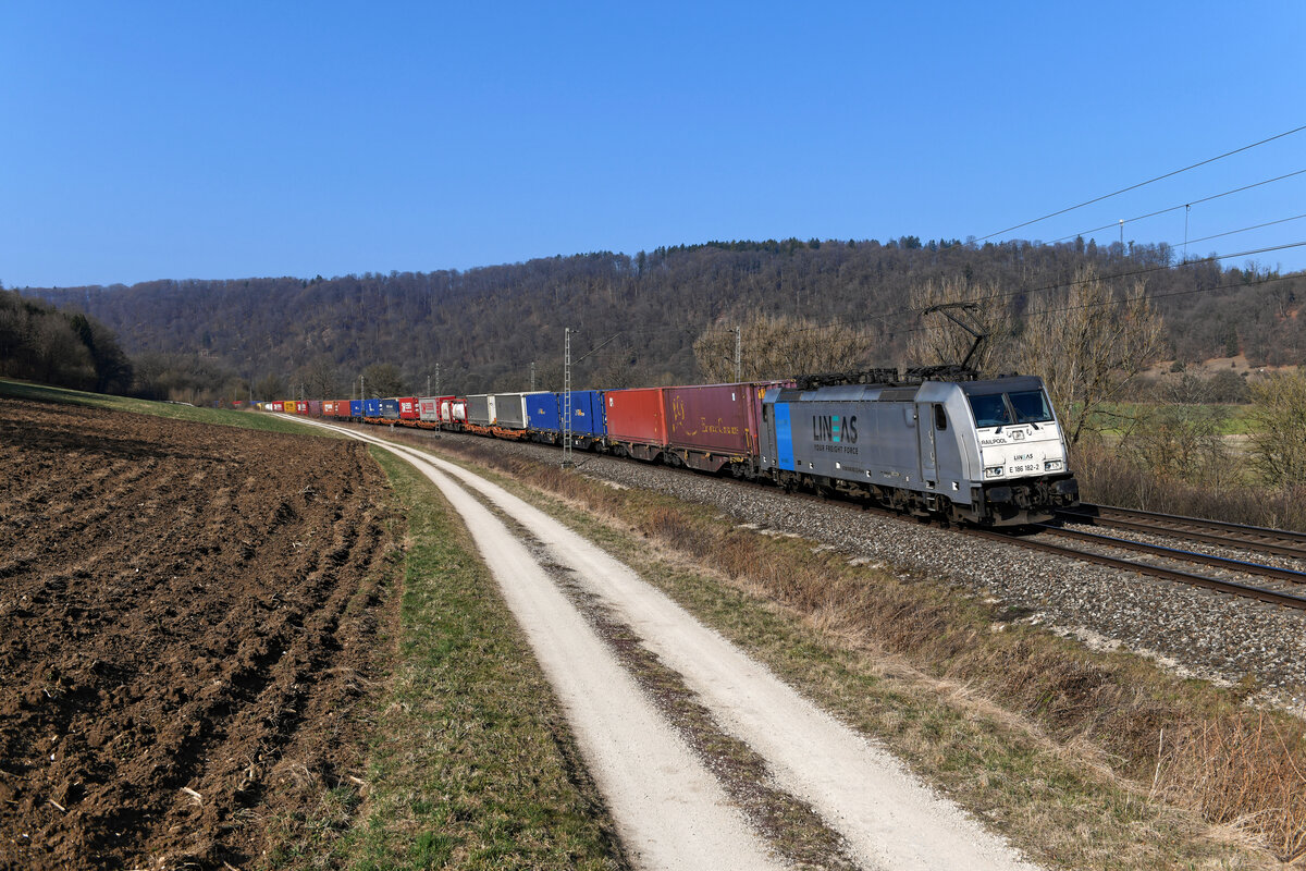 Am 26. März 2022 hoffte ich auf zahlreichen Umleitungsverkehr im Altmühltal, da zwischen Nürnberg und Regensburg gebaut wurde. Allerdings war die Ausbeute überschaubar, letztlich blieb es beim hier gezeigten DGS 40679 von Genk nach Curtici. Zuglok war die für Lineas fahrende 186 182 von Railpool. Die Aufnahme entstand bei Obereichstätt. 