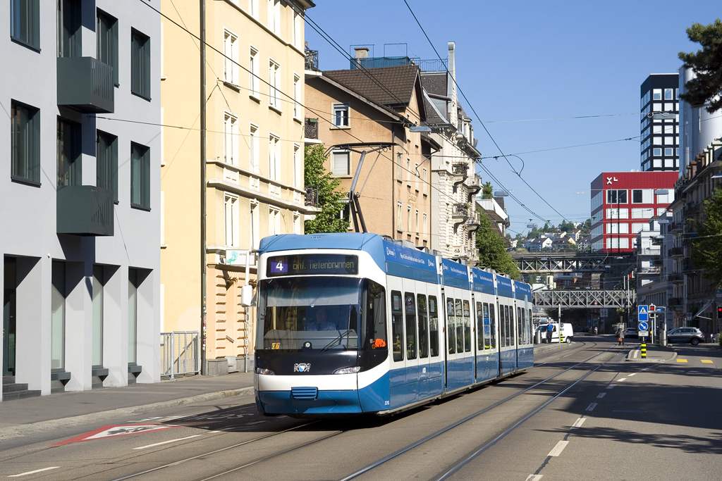 Am 26. Mai 2017 ist Be 5/6 3010 als Linie 4 in der Limmatstrasse in Richtung Bhf. Tiefbrunnen unterwegs. 