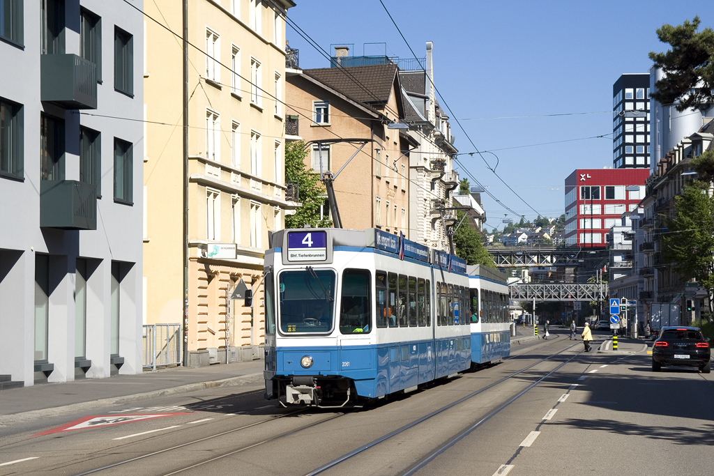 Am 26. Mai 2017 ist Be 4/6 2016 gemeinsam mit Be 2/4 2402  Pony  als Linie 4 in der Limmatstrasse in Richtung Bhf. Tiefbrunnen unterwegs. 