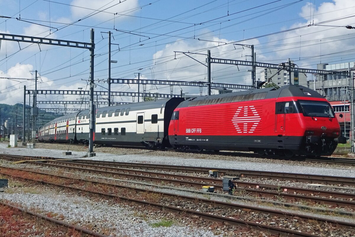 Am 26 Mai 2019 schiebt 460 005 ein IC ZÜrich HB--Basel SBB durch Brugg AG. Dieses Bild wurde vom hinterer Parkplatz am Bahnhof (seite Windischgarten) gemacht.