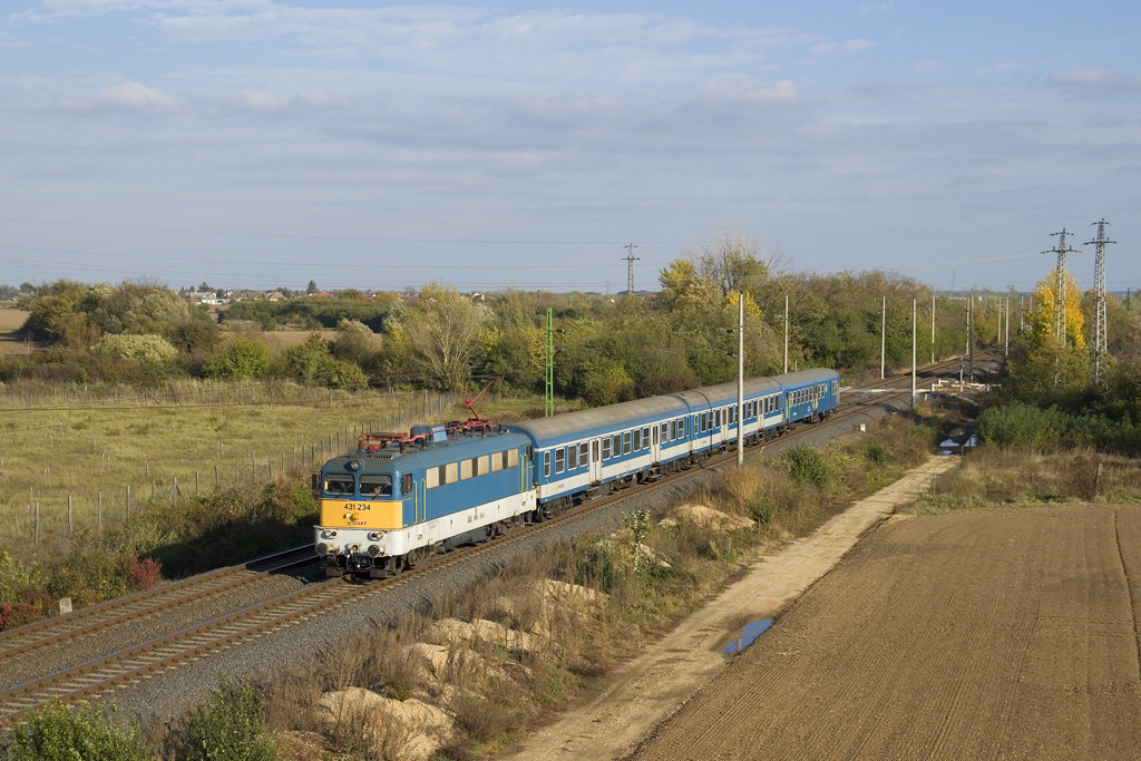 Am 26. Oktober 2018 ist 431 234 mit dem Személyvonat 9044 (Celldömölk - Szombathely) zwischen Vép und Szombathely unterwegs. 