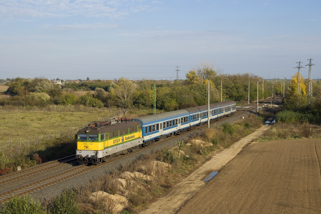 Am 26. Oktober 2018 ist die GYSEV 430 333 mit dem Gyorsvonat 9004 (Budapest-Déli - Szombathely) zwischen Vép und Szombathely unterwegs.