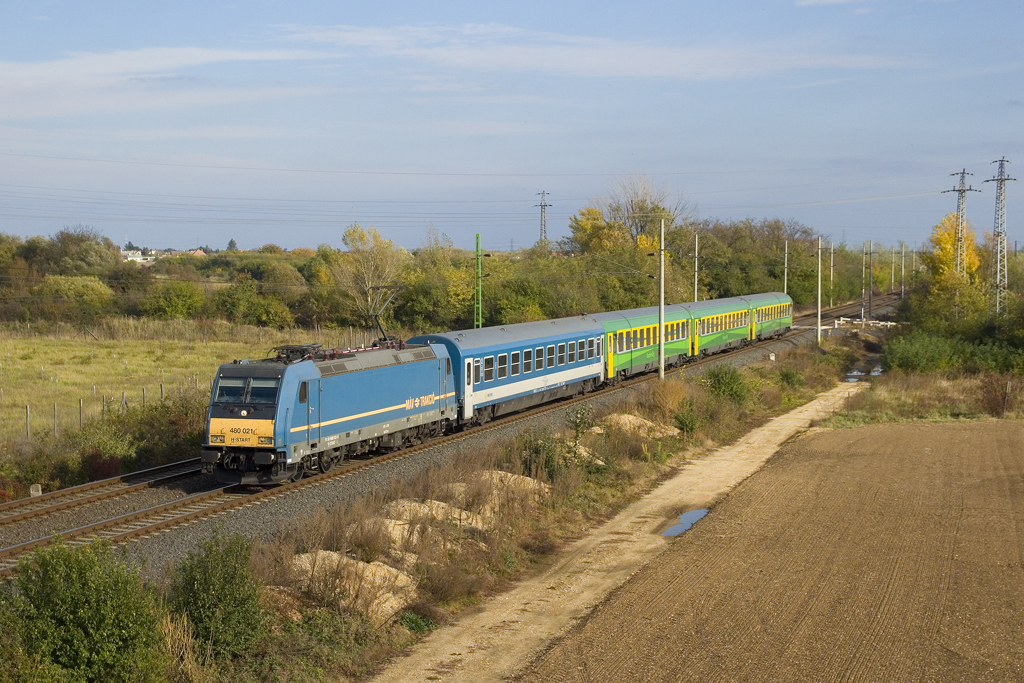 Am 26. Oktober 2018 ist MÁV 480 021 mit dem IC 914  Szent Márton  (Budapest Keleti - Szombathely) unterwegs und wird in wenigen Minuten den Zugendbahnhof erreichen. 