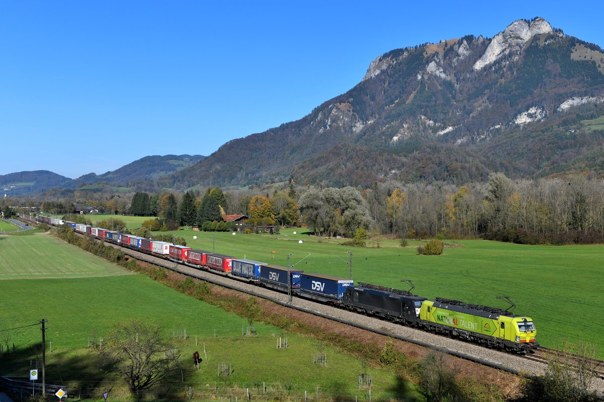 Am 26. Oktober 2019 konnte ich bei Kirnstein die 193 558 vor der 189 930 mit dem DGS 40565 von Padborg nach Verona Q.E. aufnehmen. Der TXLogistik KLV-Zug war komplett beladen und setzte einen farblichen Akzent in der herbstlichen Landschaft des oberbayrischen Inntals.